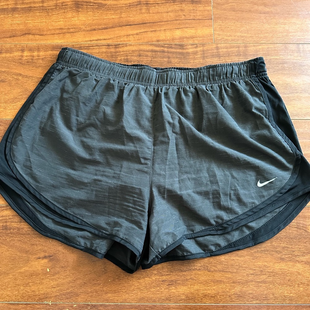 Women’s Nike Tempo Running Shorts. Size XL. Black/Grey.